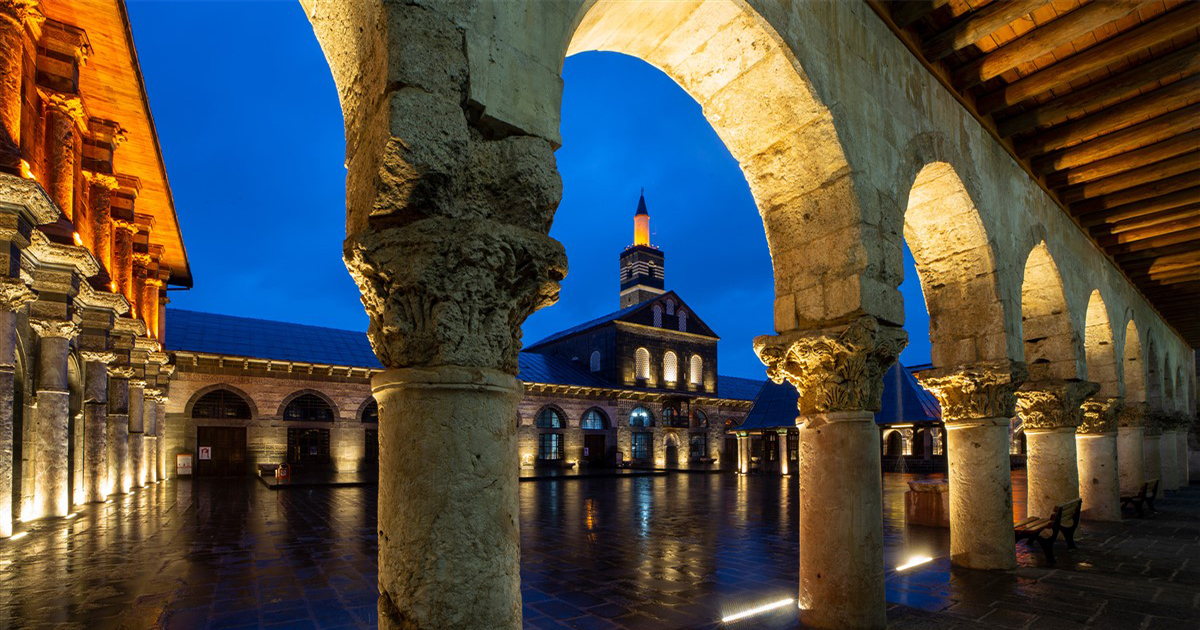 Diyarbakır Ulu Cami: Anadolu’nun En Eski Cami Komplekslerinden Biri